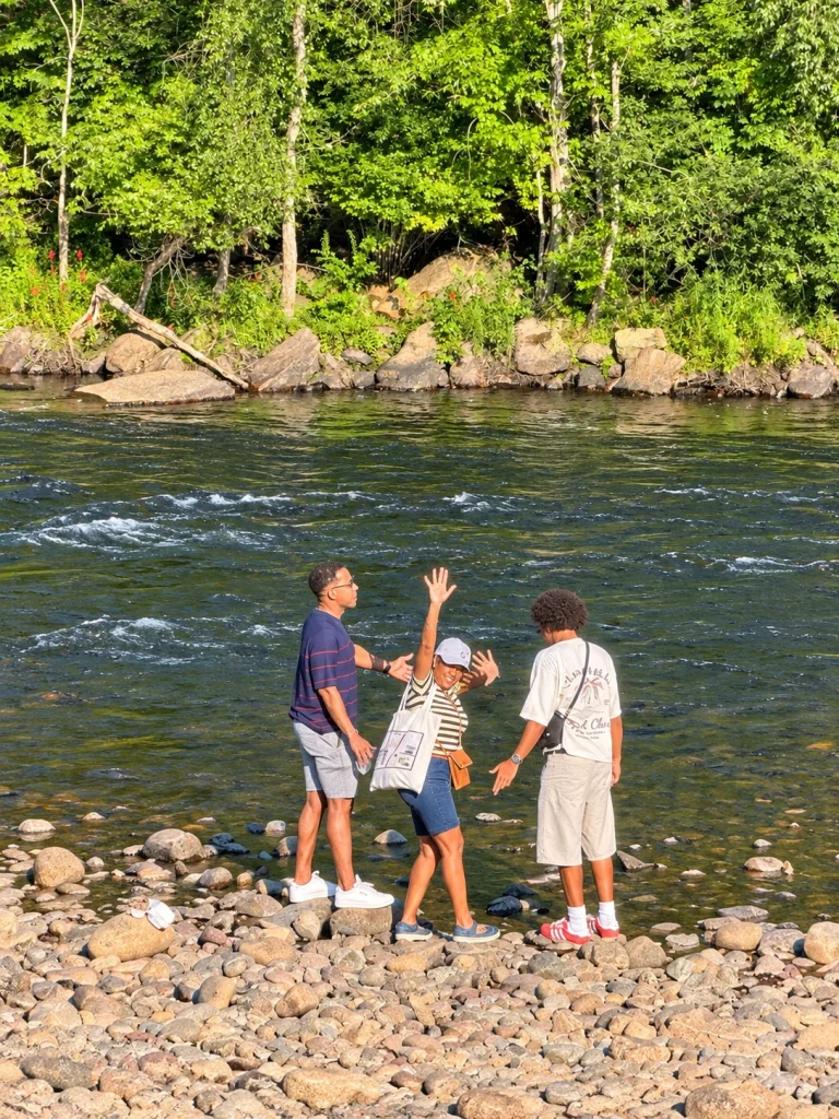 Familia junto al Lehigh River en Jim Thorpe, Pennsylvania.